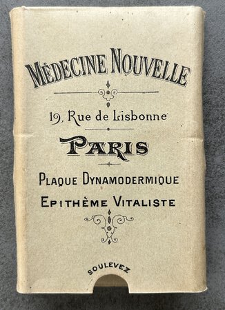 MÉDECINE NOUVELLE PLAQUES DYNAMODERMIQUES by [ELECTRO-GALVANIC PENDANT.] [MORON, Edouard and Eugéne LEGRAS.]