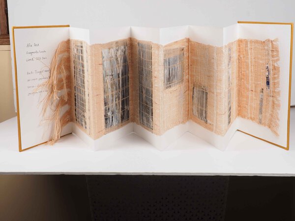 Fragments tissés. by REZK, Afia.